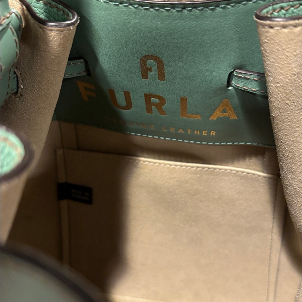 Furla Miastella Bucket leather bag
It’s the bigger size, can fit a lot! - Picture 3 of 4